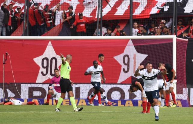 Newells sucumbió por su propia impericia y quedó eliminado