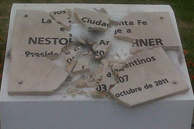A menos de un mes del estreno del paseo, destruyeron la placa homenaje a Kirchner