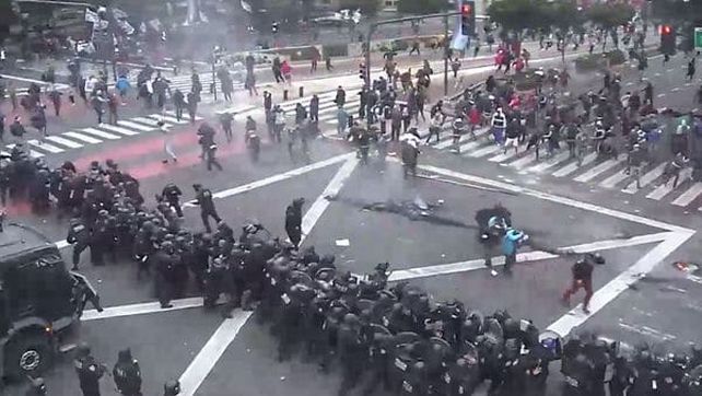 [VIVO] Incidentes en el desalojo de piqueteros de la avenida 9 de Julio