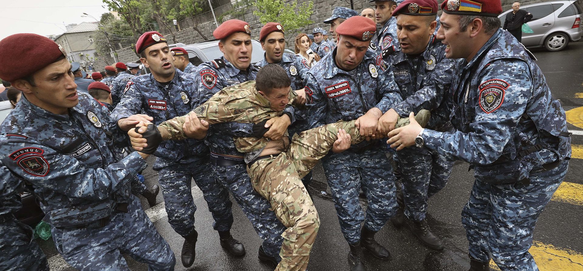 Policías detiene a un manifestante durante una mrcha de protesta en Ereván, Armenia, el lunes 2 de mayo de 2022. La policía de la capital de Armenia detuvo el lunes a 125 manifestantes antigubernamentales que bloqueaban las calles para protestar contra el primer ministro Nikol Pashinyan.