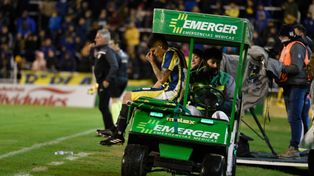 Fabricio Oviedo, con mucha bronca y llorando, se retira del campo de juego en el carrito sanitario tras anotar un gol.