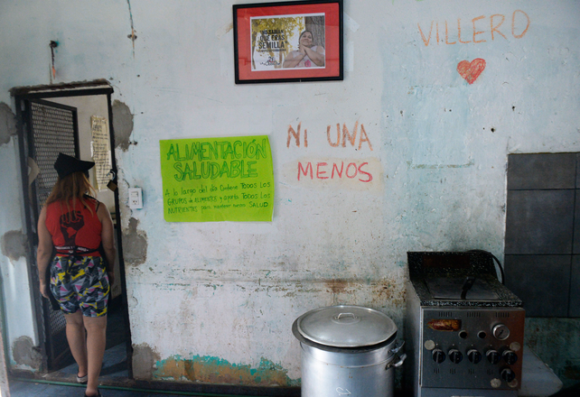 El espacio comunitario de barrio Los Pumitas, en Rosario, prepara raciones para entre 75 y 100 familias por día. 