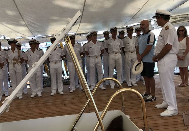 Un embajador argentino recibió a la Fragata Libertad en short y zapatillas