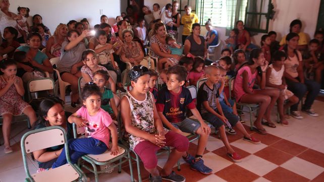 Despedida de año. Las familias que asisten a la ONG estuvieron presentes en el acto.&nbsp;