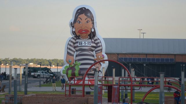 Una Cristina inflable y con traje a rayas acompañó a Macri en Rosario