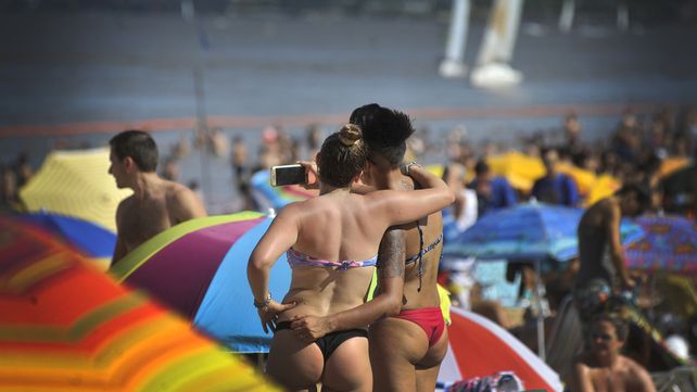 Los rosarinos buscaron la costa del rio para mitigar el calor