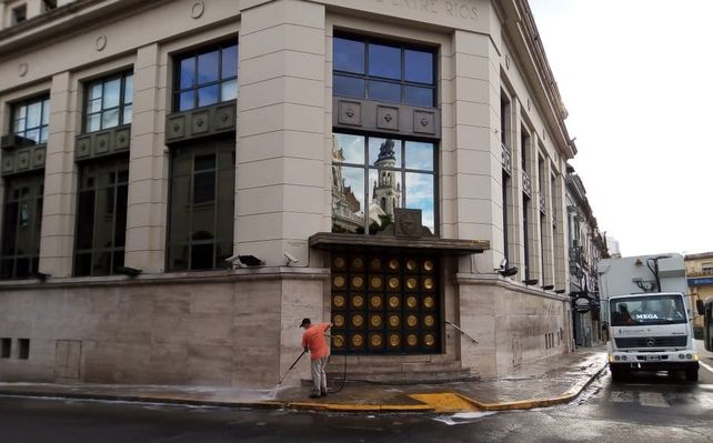 Desinfectan zonas de bancos y establecimientos de salud