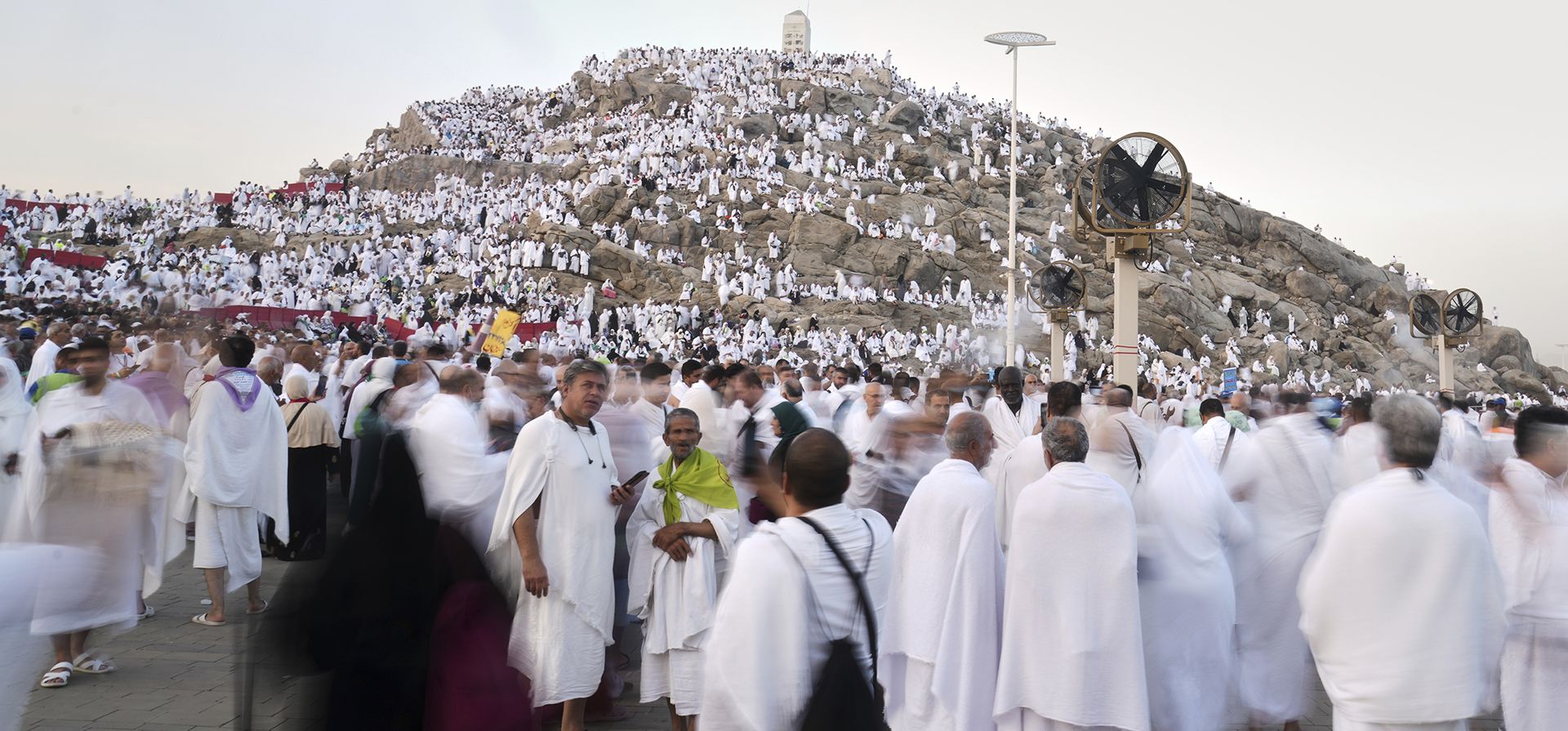 Peregrinos musulmanes se reúnen en la cima de la colina rocosa conocida como la Montaña de la Misericordia, en la llanura de Arafat, durante la peregrinación anual del Hajj cerca de la ciudad sagrada de La Meca, Arabia Saudita, el jueves 5 de junio de 2025. (Foto AP/Amr Nabil) Peregrinos musulmanes se reúnen en la cima de la colina rocosa conocida como la Montaña de la Misericordia, en la llanura de Arafat, durante la peregrinación anual del Hajj cerca de la ciudad sagrada de La Meca, Arabia Saudita, el jueves 5 de junio de 2025. (Foto AP/Amr Nabil)
