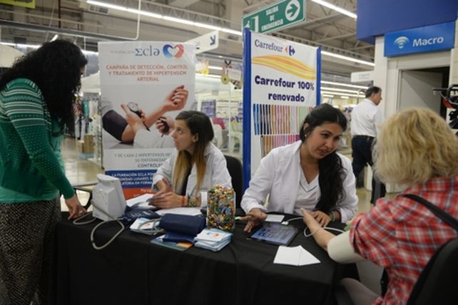 Controles en el súper. El Carrefour de Necochea y 27 de Febrero es uno de los puntos de la ciudad donde se mide la presión y se brinda asesoramiento. (E.Rodríguez)