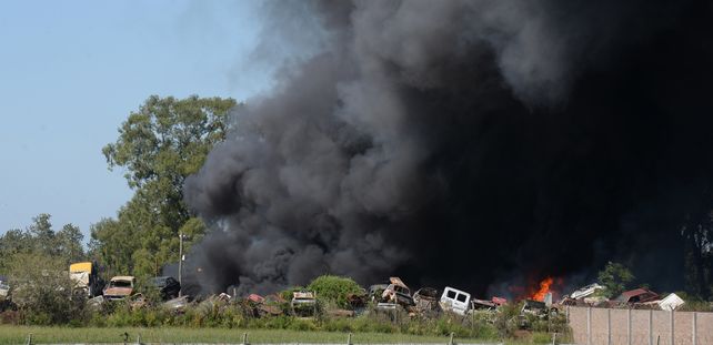 El incendio provocó una enorme nube de humo negro que atemorizó a los vecinos. (Foto:S.Salinas)