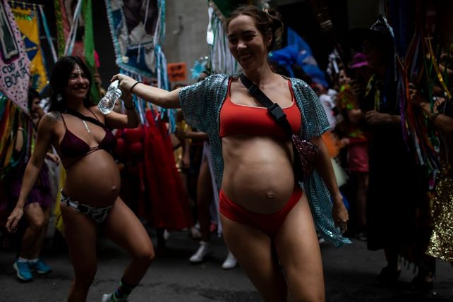 Escuelas de samba exclusivas de mujeres desafiarán en el carnaval de Río
