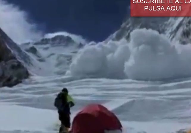 Video: difundieron las impresionantes imágenes de la avalancha en el monte Everest