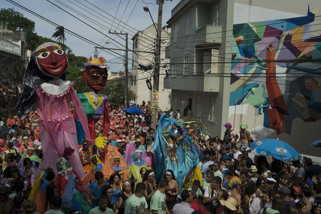 Los primeros. Los integrantes del bloco Carmelitas iniciaron los desfiles por las calles de la ciudad carioca.