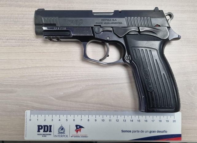 El arma que el policía santafesino intentó ingresar a Chile.