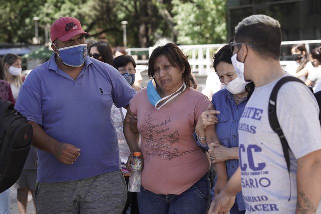 La madre de la niña en la plazoleta del Centro de Justicia Penal.