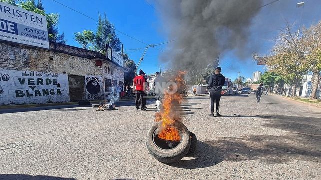 Los dueños de motos que fueron retenidas quemaron cubiertas frente al corralón municipal