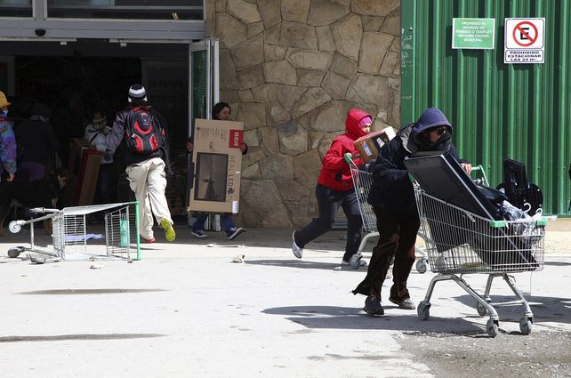 Vecinos de barrios humildes de la ciudad de Bariloche entraron a saquear en dos supermercados y atacaron a policías.