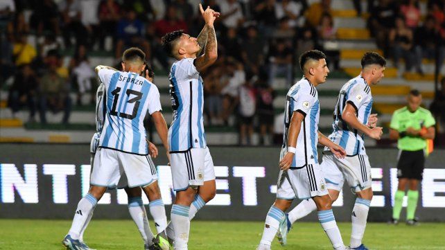 Santiago Castro festeja su gol, en la paliza de Argentina sobre Chile por el Preolímpico.