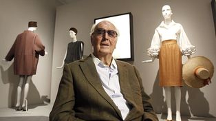Givenchy cumple 90 años despidiéndose  de sus recuerdos