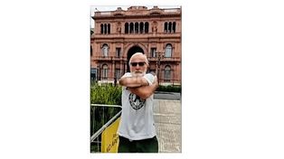 El concejal Saul Perman frente a la Casa Rosada, en su lanzamiento como candidato a presidente de la Nación.