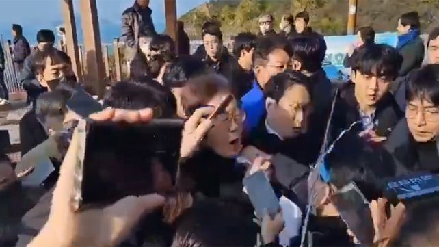 Corea del Sur: apuñalaron a un líder de la oposición mientras hablaba con periodistas