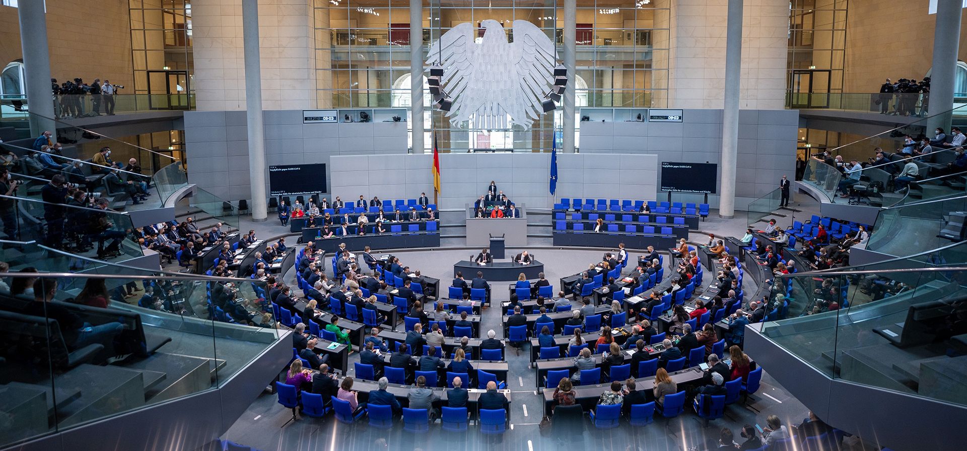 Miembros del parlamento federal alemán, Bundestag, asisten a una reunión en el edificio del Reichstag en Berlín, Alemania, el jueves 7 de abril de 2022. El Bundestag alemán vota la sesión sobre la vacunación obligatoria contra el coronavirus.