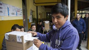 Un chico de 16 años vota en Quilmes, provincia de Buenos Aires, donde a esa edad están habilitados en todos los niveles.