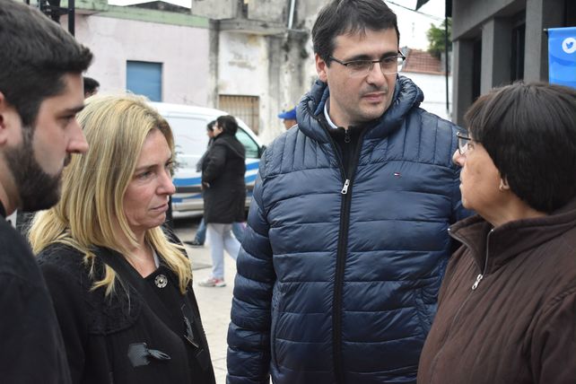 En la calle. Schmuck y Chale conversan con vecinos.