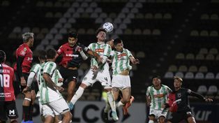 La Lepra viene de superar a Kimberley de Mar del Plata tras una infartante serie de penales, en el estadio de Platense.