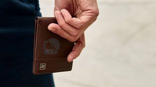 Ya hay empresas que comercializan billeteras de cuero con tecnología anti-scan para la protección de tarjetas de crédito y débito.