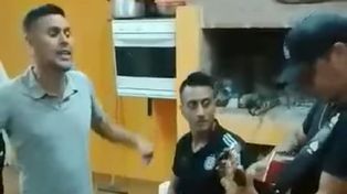 Juanjo Piedrabuena junto a Daniel Zamora, árbitro de la Liga Paranaense de Fútbol.