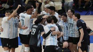 Argentina celebró una ajustada victoria contra Francia para avanzar en el Mundial de Voley. (Foto AP/Aaron Favila)