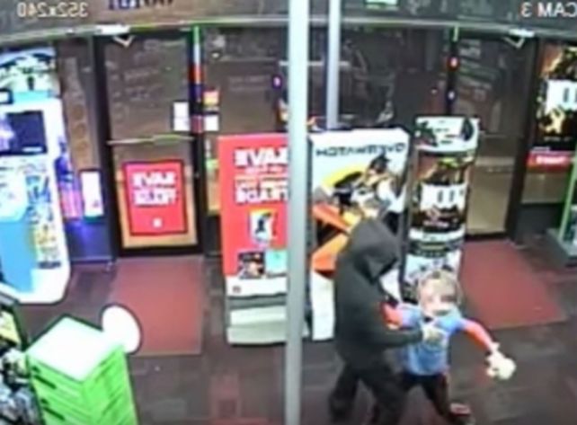 Un niño de siete años enfrentó a golpes a uno de los ladrones que entraron a robar en un negocio en un shopping.&nbsp;