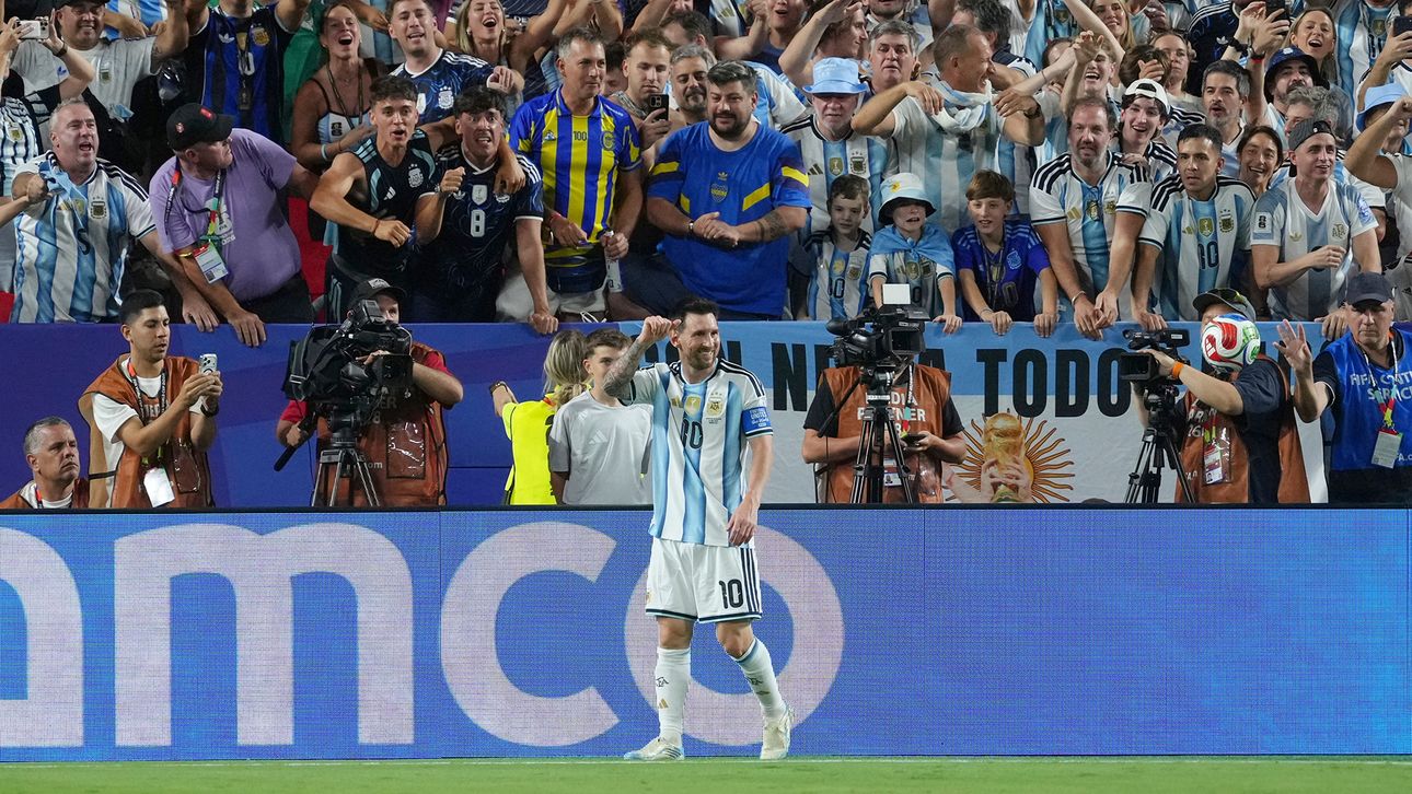 30 postales de Argentina vs Algeria, lo noche de Messi