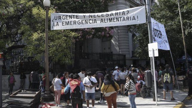 Se registran largas colas para solicitar ayuda alimentaria tras los dichos de la ministra de Capital humano