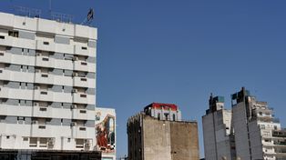 Condenan a habitantes de un edificio por tirar basura a la casa de un vecino