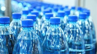 Una botella de agua cuesta en Argentina 700 % más que en Francia