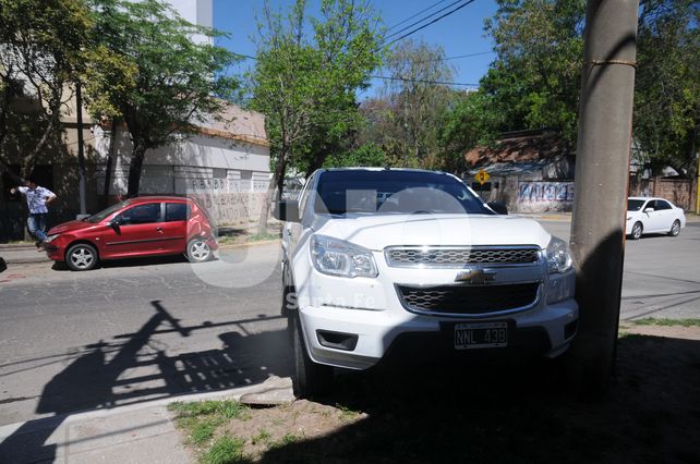 Camión chocó a una camioneta que embistió a cuatro autos estacionados