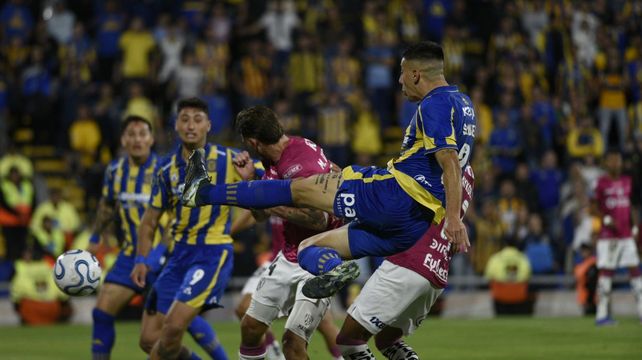 Agustín Sández lo intenta y la pelota dará en el poste. Central creó muchas situaciones en la última parte del partido ante Independiente del Valle