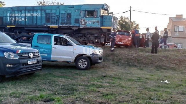 Una formación del Belgrano Cargas chocó un auto en barrio Guadalupe Oeste. La conductora del automóvil salvó su vida de milagro.