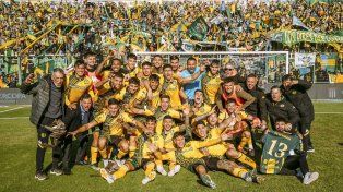 El festejo de los jugadores Aldosivi tras ganar ante Estudiantes.