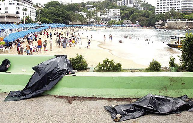 La evidencia. Dos cadáveres yacen delante de una playa