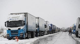 Mendoza: tres mil camiones varados por la nieve esperan que reabran el paso a Chile