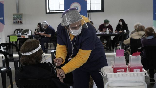 El número de contagios de coronavirus sigue disminuyendo en Rosario y el resto del país.
