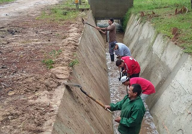 Intensifican los trabajos de desobstrucción y bombeo en Colastiné Norte
