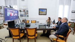 El gobernador Axel Kicillof (centro) en una reunión virtual con directivos del laboratorio que produce la vacuna Sinopharm.