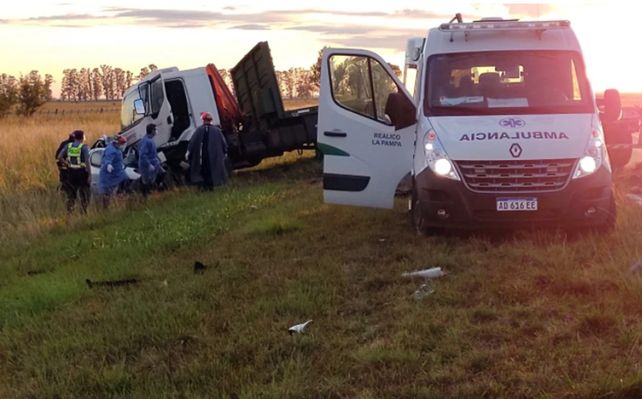 Cuatro muertos y una persona herida grave al chocar un auto y un camión