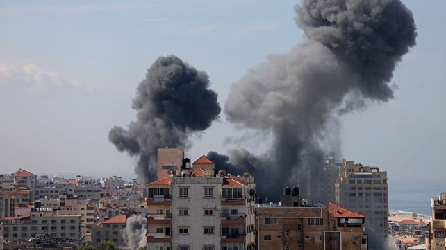 Un edificio residencial muestra los efectos de un ataque aéreo israelí en la ciudad de Gaza.