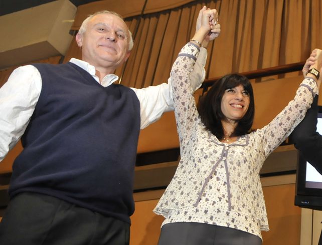 Miguel Lifschitz y Clara García dieron el sí ante el Registro Civil.