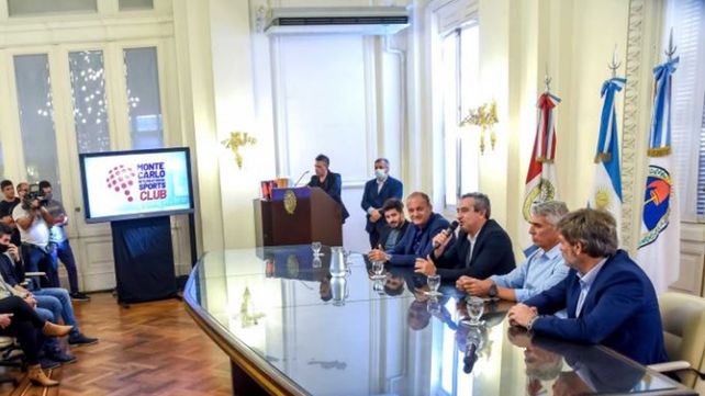 El intendente celebró la puesta en marcha del primer complejo de formación de básquet de alto nivel en Rosario.